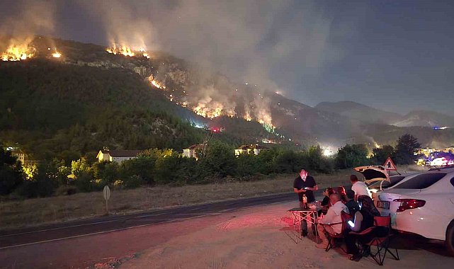 Karabük'te orman yangınını kamp sandalyesine yaslanıp izlediler