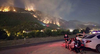 Karabük'te orman yangınını kamp sandalyesine yaslanıp izlediler