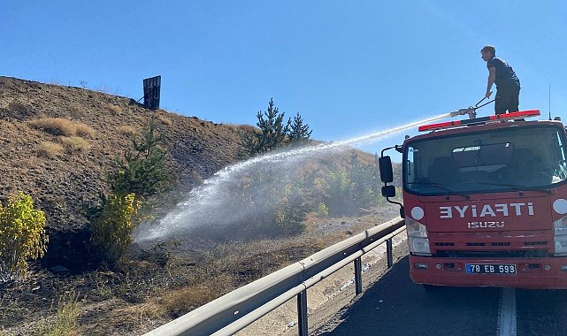 Karabük'te yol kenarında çıkan ot yangını söndürüldü