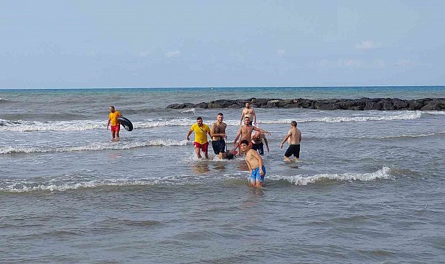 Karadeniz'de can pazarı: 2 arkadaş baygın halde denizden çıkartıldı