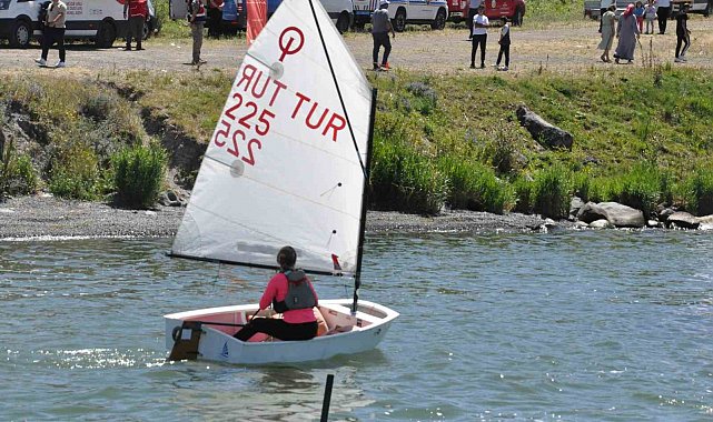 Kars'ın mavi incisi Çıldır Gölü'nde yelkenler fora