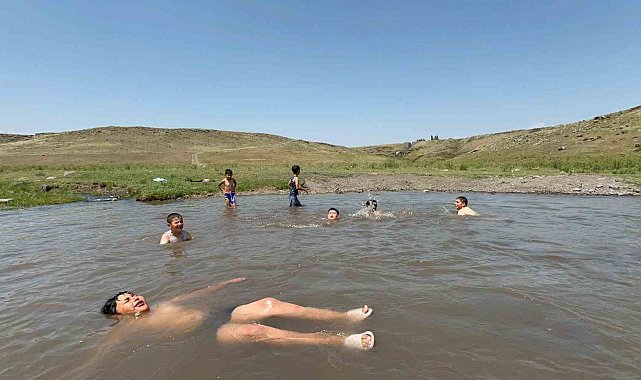 Kars'ta termometreler 34 dereceyi gördü: Çocuklar dere sularında serinledi