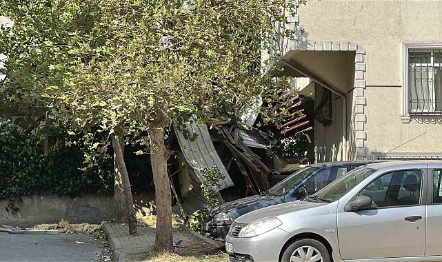 Kartal'da rüzgar nedeniyle 7 katlı binanın çatısı uçtu