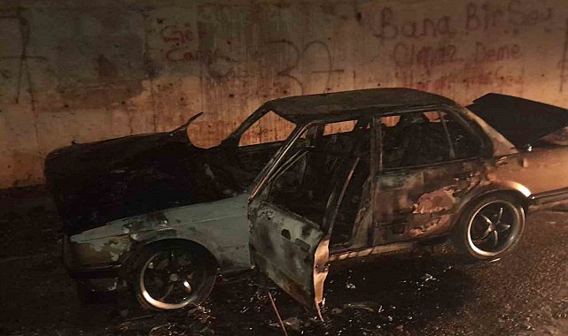 Kastamonu'da alevlere teslim olan forklift ve otomobil kullanılmaz hale geldi