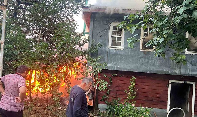 Kastamonu'da çıkan yangında ev ve samanlık küle döndü