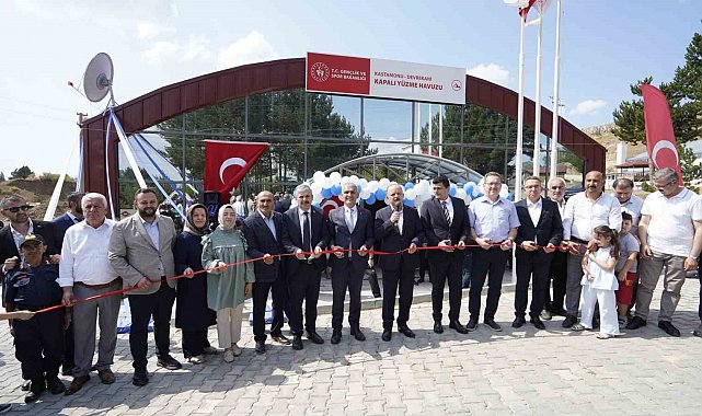 Kastamonu'da, Devrekani Kapalı Yüzme Havuzu hizmete açıldı
