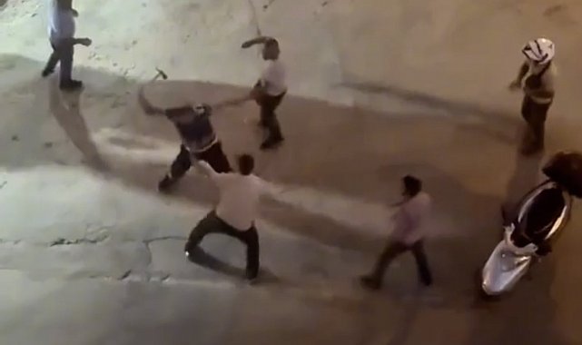 Kavga ettiği şahsa nacak ile saldırdı: O anlar kamerada