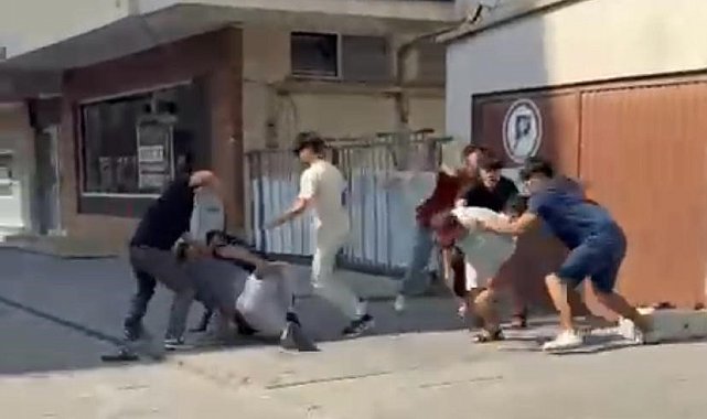 Kavga ettikleri şahsı taşla bayılttılar... Sokak ortasındaki kavga kamerada