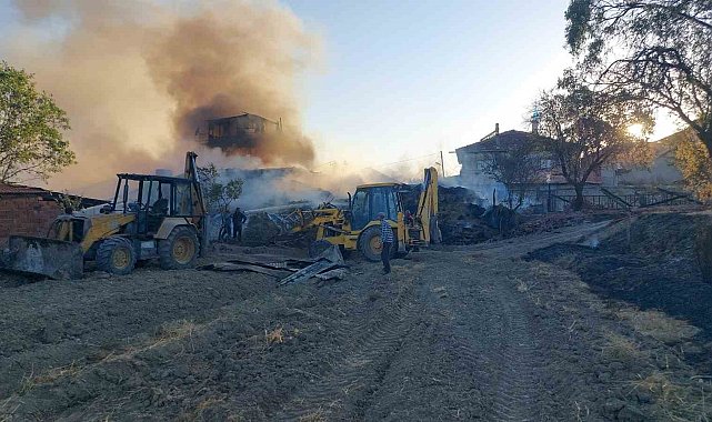Kaynak makinesinden çıkan yangında ev, araç ve ahır yandı, 3 buzağı telef oldu