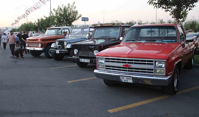 Kayseri'de klasik otomobiller sahne aldı