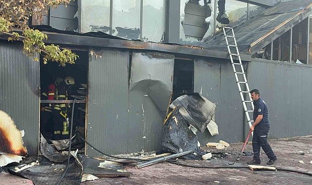 Kayseri'de yangın depoyu küle çevirdi