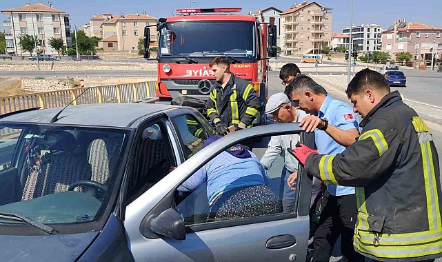Kaza sonrası araçtan çıkamayan yaşlı kadını itfaiye kurtardı: 3 yaralı