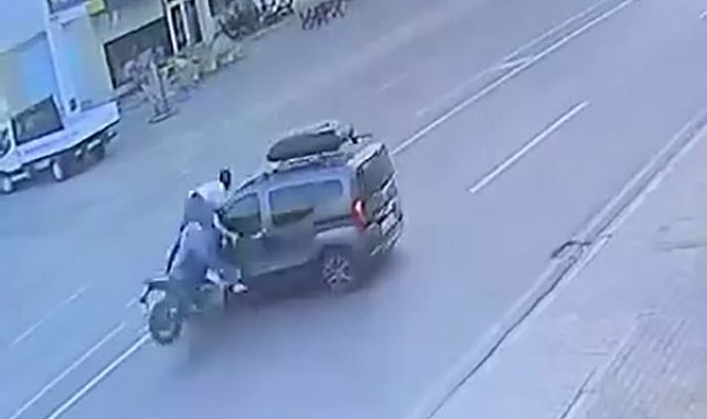 Kaza yapan motosikletteki yolcu, havada üç takla attı: O anlar kamerada