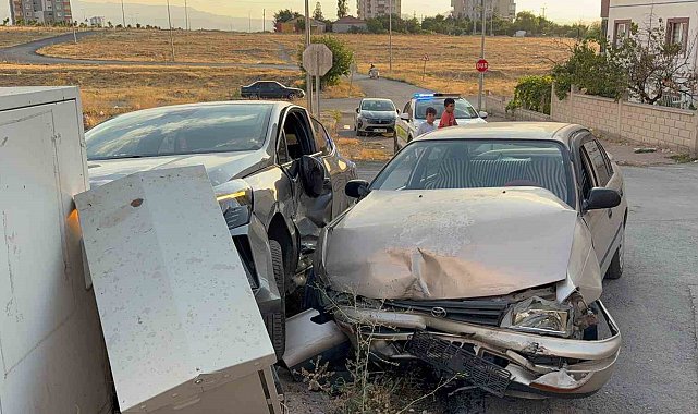 Kazada savrulan otomobil trafoya çarptı, yangın çıktı