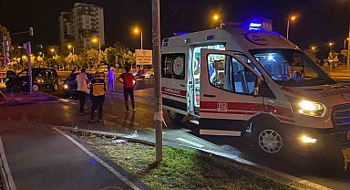 Kazaya sebebiyet verdi, kazazedelere "Nasılsınız?" dedikten sonra kaçtı: 3 yaralı