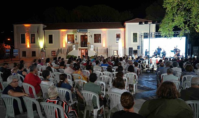 Kazdağları eteklerinde tarihi köy ilkokulunda klasik müzik konseri