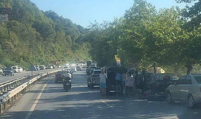 Kdz Ereğli plajlar mevkiinde kara yoluna araçlarını park ettiler