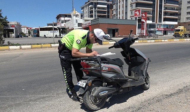 Kilis'te otomobil motosiklete çarptı: 2 yaralı