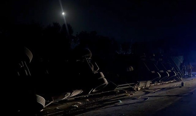 Kırıkhan'da devrilen tırın sürücüsü yaralandı