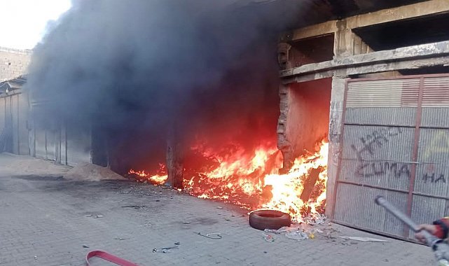 Kırıkhan'da iş yeri alevlere teslim oldu