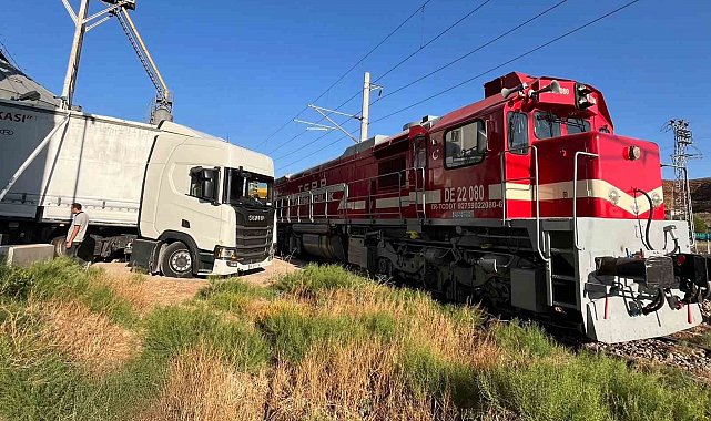 Kırıkkale'de hemzemin geçitte yük treni tıra çarptı