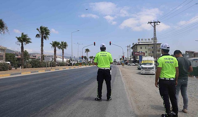 Kırmızı ışıkta durmayarak polisin dron kamerasına yakalanan sürücü: "Allah devletimizden razı olsun"