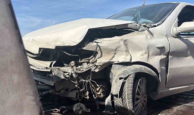Kocaeli'de bariyerlere çarpan otomobildeki 4 kişi yaralandı