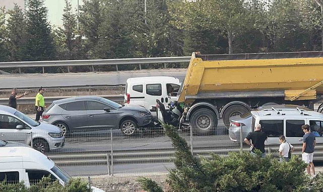 Kocaeli'de feci kaza: Motosiklet sürücüsü kamyonla otomobil arasına sıkıştı