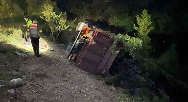 Kontrolden çıkan kamyon şarampole yuvarlandı: 3 yaralı