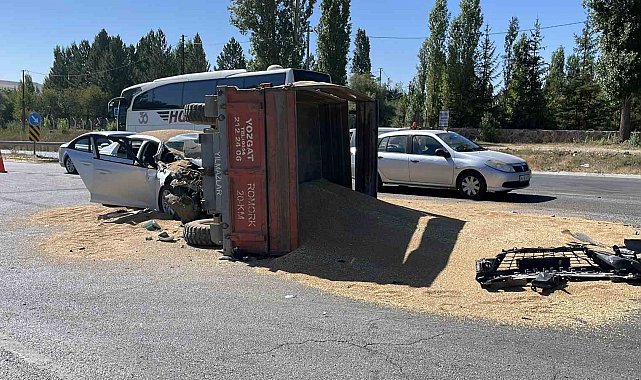 Kontrolsüz yola çıkan buğday yüklü traktör kazaya neden oldu: 3 yaralı
