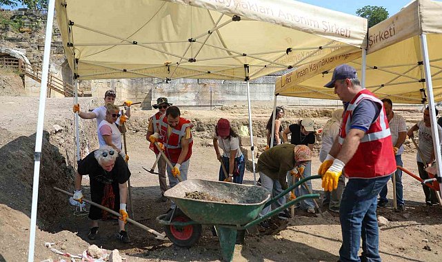 Konuralp Antik Tiyatro kazılarına gönüllü kazı desteği devam ediyor