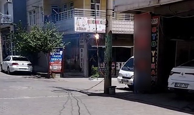 Kopan elektrik hattı alev alev yandı