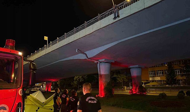 Köprüden atlamak isteyen şahsı polis ikna etti