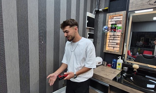 Kuaförde görünmez kaza: Müşterisinin saçını keserken duvardaki petek yere düştü