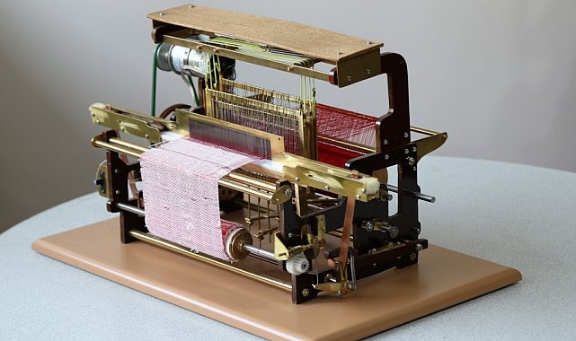 Küçük atölyesinde minyatür dokuma tezgahları yapıyor: Dünyadaki tek koleksiyonu oluşturdu