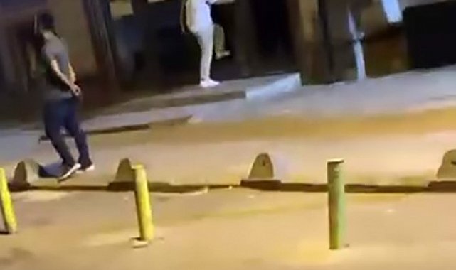 Küçükçekmece'de bir kadın caminin kapısını taşla kırıp, mahalleyi ayağa kaldırdı