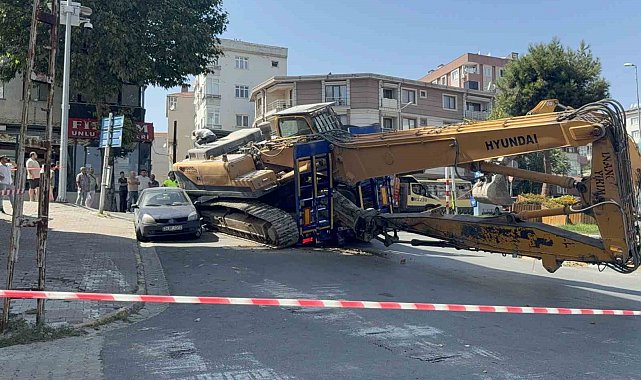 Küçükçekmece'de tırdan düşen iş makinesi araca çarptı