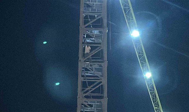 Kule vinçte intihara kalkışan şahsı, eşi ve yeğeni ikna etti