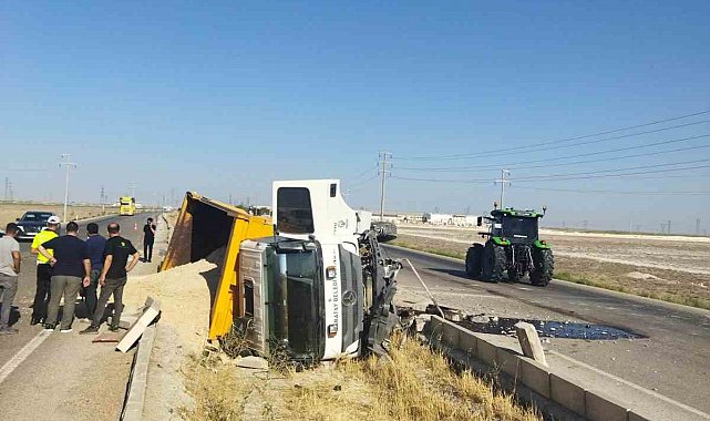 Kum yüklü kamyon refüje devrildi: 1 yaralı