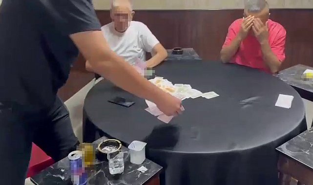 Kumar masasında yakalanan şahıs, 'kameraya çekme' diyerek tepki gösterdi