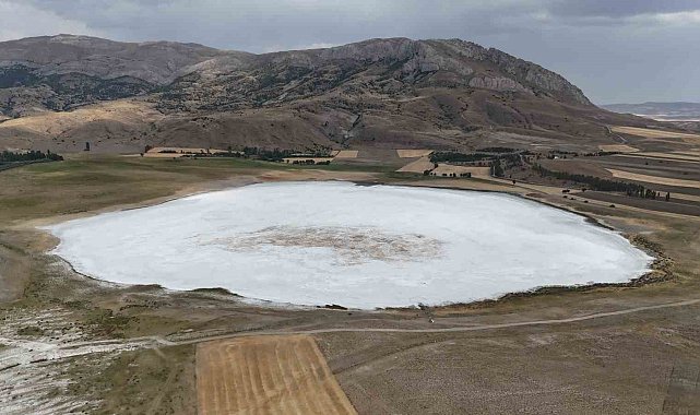 Kuraklık bir gölü daha kuruttu, tamamen kuruyan gölden geriye tuz tabakası kaldı