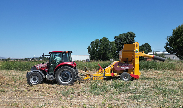Kuru fasulye hasat makinesi İnegöl tarlalarında mesaiye başladı