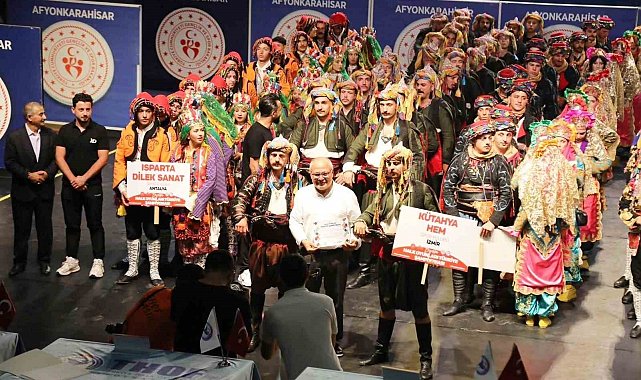 Kütahya Halk Eğitimi Merkezi Halk Oyunları ekibi Türkiye şampiyonu oldu