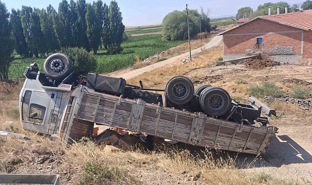 Kütahya'da inşaat malzemesi yüklü kamyon devrildi: 1 yaralı