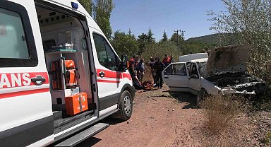 Kütahya'da kontrolden çıkan otomobil şarampole devrildi: 3 yaralı