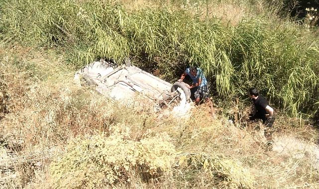 Kütahya'da otomobil su kanalına devrildi: 2 yaralı