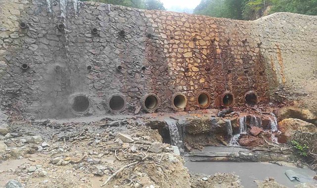 Maden atıkları dereyi kirletiyor, doğal yaşamı tehdit ediyor