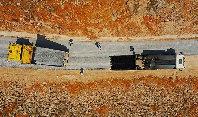 Malatya Büyükşehir Belediyesi'nin kırsaldaki yol mesaisi sürüyor
