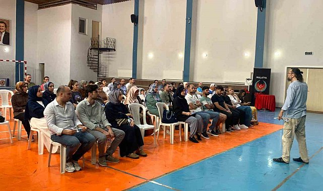 Malatya'da Gençlik Liderlerine Yönelik "Sahne Sizin" eğitimi