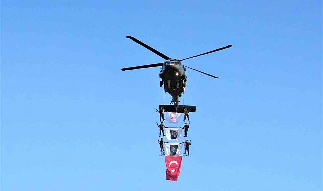 Malazgirt Zaferi'nin 954. yıl dönümünde jandarma helikopterlerinden nefes kesen gösteri